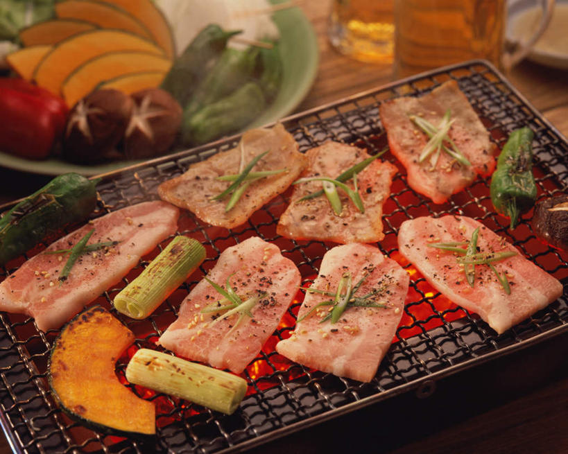 无人,横图,俯视,室内,特写,白天,烹饪,餐桌,桌子,芹菜,蔬菜,餐具,叶子,阴影,新鲜,光线,叉子,刀叉,刀子,碟子,盘,影子,肉,日本料理,牛肉,料理,食品,绿叶,菜肴,美食,肉类,食物,盘子,碟,日式料理,日式,嫩叶,佳肴,有机食品,绿色食品,餐台,餐刀,肉食,餐叉,豆瓣菜,根芹菜,根洋芹,球根塘蒿,水蔊菜,水田芥菜,水茼蒿,西洋菜,叶,叶片,进餐用具,药芹,水芹,旱芹,彩图,高角度拍摄