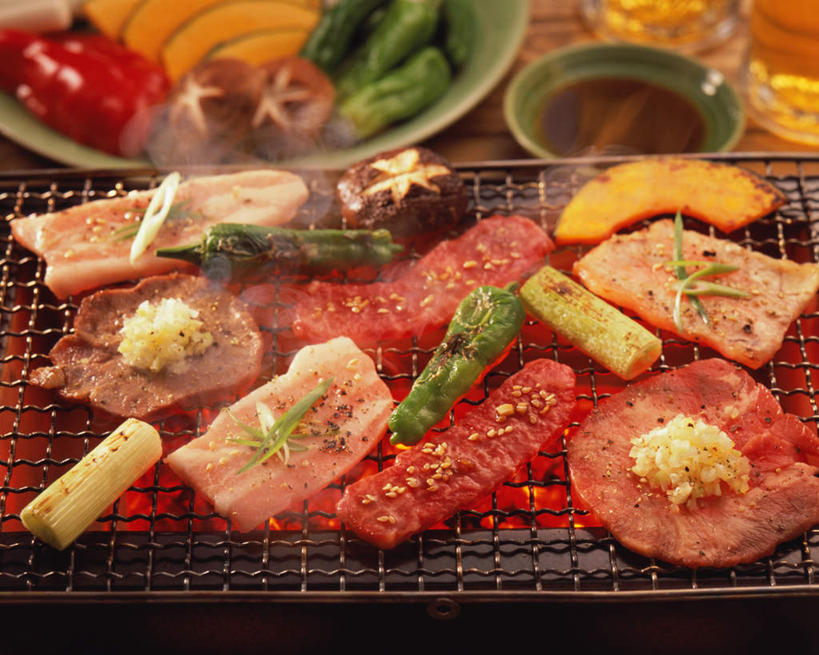 无人,横图,俯视,室内,特写,白天,烹饪,餐桌,桌子,芹菜,蔬菜,餐具,叶子,阴影,新鲜,光线,叉子,刀叉,刀子,碟子,盘,影子,肉,日本料理,牛肉,料理,食品,绿叶,菜肴,美食,肉类,食物,盘子,碟,日式料理,日式,嫩叶,佳肴,有机食品,绿色食品,餐台,餐刀,肉食,餐叉,豆瓣菜,根芹菜,根洋芹,球根塘蒿,水蔊菜,水田芥菜,水茼蒿,西洋菜,叶,叶片,进餐用具,药芹,水芹,旱芹,彩图,高角度拍摄