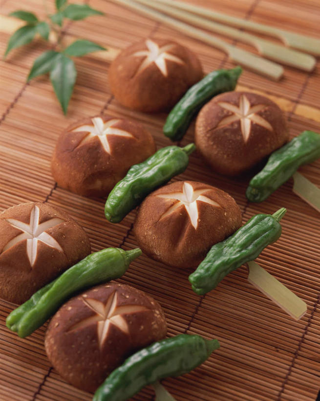 无人,竖图,俯视,室内,特写,白天,烹饪,餐桌,桌子,芹菜,蔬菜,餐具,叶子,阴影,新鲜,光线,叉子,刀叉,刀子,碟子,盘,影子,肉,日本料理,牛肉,料理,食品,绿叶,菜肴,美食,肉类,食物,盘子,碟,日式料理,日式,嫩叶,佳肴,有机食品,绿色食品,餐台,餐刀,肉食,餐叉,豆瓣菜,根芹菜,根洋芹,球根塘蒿,水蔊菜,水田芥菜,水茼蒿,西洋菜,叶,叶片,进餐用具,药芹,水芹,旱芹,彩图,高角度拍摄