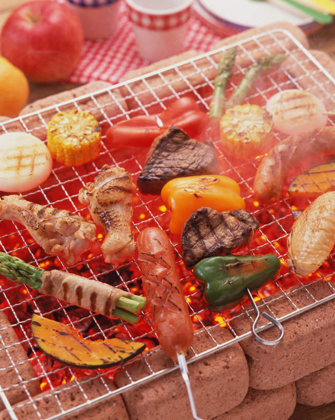 无人,竖图,俯视,室内,特写,白天,烹饪,烧烤,热情,餐桌,桌子,蔬菜,火,阴影,新鲜,光线,火焰,影子,青椒,肉,香肠,日本料理,牛肉,料理,食品,烤架,腊肠,烤肉,燃烧,菜肴,美食,肉类,食物,日式料理,日式,铁架,佳肴,有机食品,绿色食品,餐台,肉食,大椒,菜椒,甜椒,柿子椒,灯笼椒,彩图,高角度拍摄