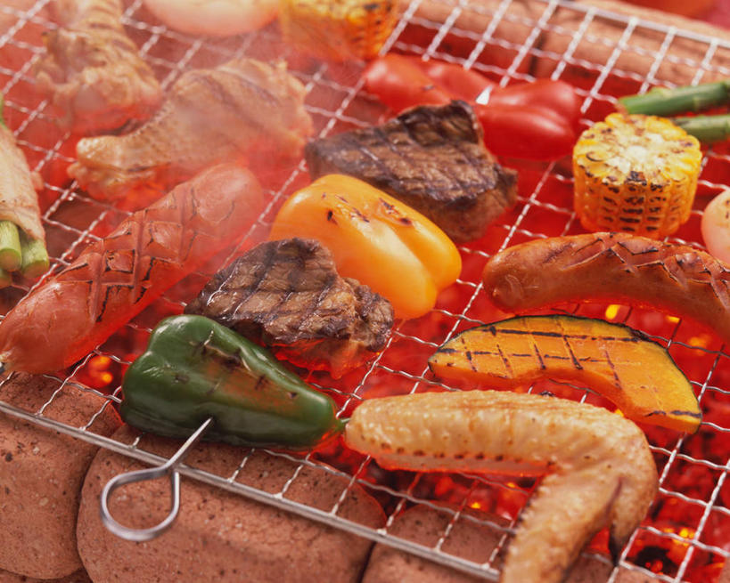 无人,横图,俯视,室内,特写,白天,烹饪,烧烤,热情,餐桌,桌子,蔬菜,火,阴影,新鲜,光线,火焰,影子,青椒,鸡肉,肉,香肠,日本料理,牛肉,料理,食品,烤架,腊肠,烤肉,燃烧,菜肴,美食,肉类,食物,日式料理,日式,铁架,佳肴,有机食品,绿色食品,餐台,肉食,大椒,菜椒,甜椒,柿子椒,灯笼椒,彩图,高角度拍摄