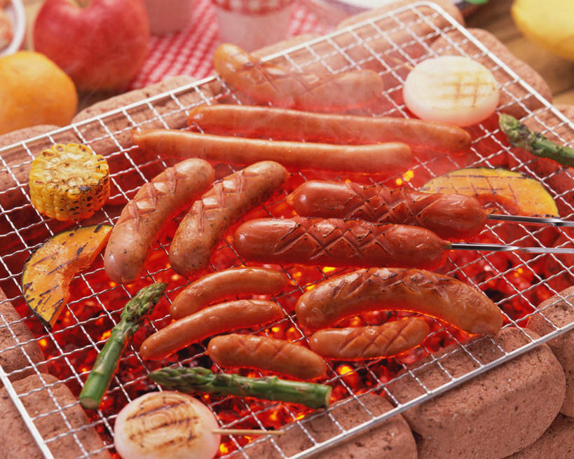 无人,横图,俯视,室内,特写,白天,烹饪,烧烤,热情,玉米,餐桌,桌子,芦笋,蔬菜,餐具,火,许多,阴影,新鲜,光线,棒子,叉子,火焰,影子,玉蜀黍,香肠,日本料理,料理,食品,烤架,腊肠,烤肉,很多,燃烧,菜肴,美食,食物,日式料理,日式,铁架,佳肴,有机食品,绿色食品,餐台,苞米,苞芦,餐叉,苞谷,包谷,大蜀黍,番麦,薏米包,玉高粱,玉麦,珍珠米,进餐用具,猪尾巴,药鸡豆子,石刁柏,蚂蚁杆,龙须菜,狼尾巴根,彩图,高角度拍摄