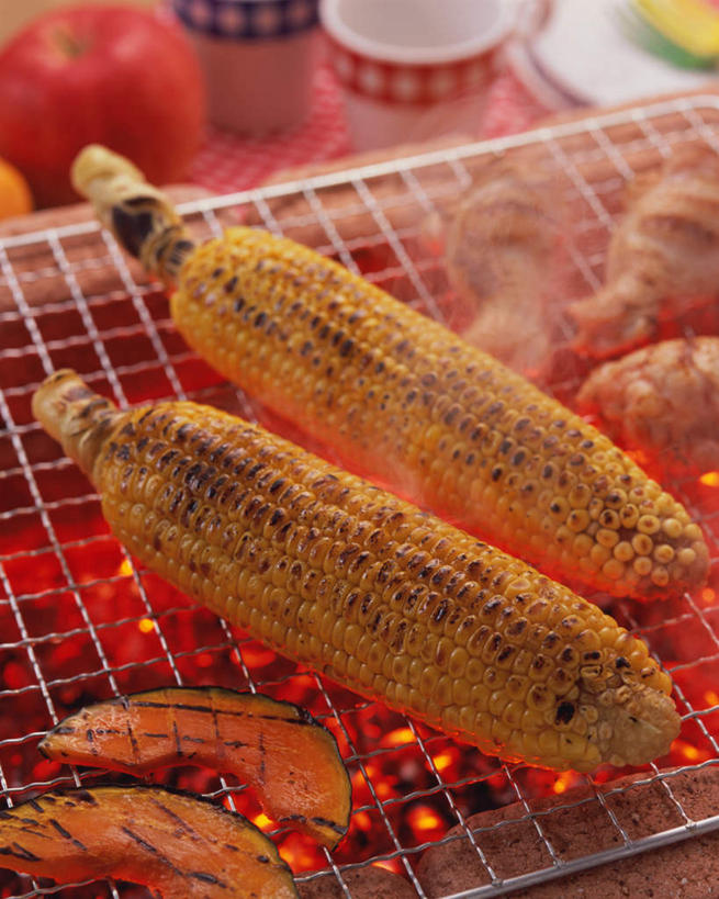 无人,竖图,俯视,室内,特写,白天,烹饪,烧烤,热情,玉米,餐桌,桌子,蔬菜,火,阴影,新鲜,光线,棒子,火焰,影子,玉蜀黍,日本料理,料理,食品,烤架,烤肉,燃烧,菜肴,美食,食物,日式料理,日式,铁架,佳肴,有机食品,绿色食品,餐台,苞米,苞芦,苞谷,包谷,大蜀黍,番麦,薏米包,玉高粱,玉麦,珍珠米,彩图,高角度拍摄