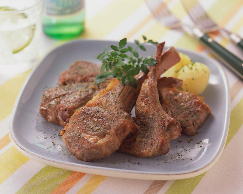 无人,横图,俯视,室内,特写,白天,烹饪,餐桌,桌子,蔬菜,土豆,餐具,阴影,新鲜,光线,叉子,刀叉,刀子,碟子,盘,影子,肉,日本料理,料理,食品,羊肉,菜肴,美食,肉类,食物,盘子,碟,日式料理,日式,佳肴,有机食品,绿色食品,餐台,餐刀,肉食,餐叉,馍馍蛋,进餐用具,洋芋,山药蛋,马铃薯,彩图,高角度拍摄