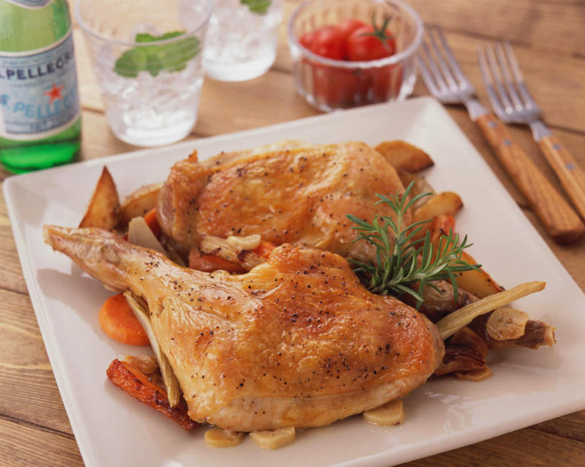 无人,横图,俯视,室内,特写,白天,烹饪,餐桌,桌子,西红柿,餐具,阴影,光线,叉子,碟子,盘,影子,鸡肉,肉,日本料理,料理,食品,菜肴,美食,肉类,食物,盘子,碟,日式料理,日式,佳肴,餐台,肉食,餐叉,进餐用具,樱桃番茄,圣女果,番茄,彩图,高角度拍摄