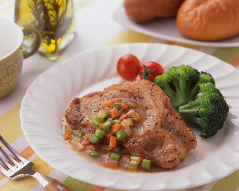 无人,横图,俯视,室内,特写,白天,烹饪,餐桌,桌子,蔬菜,西红柿,餐具,阴影,新鲜,光线,碟子,盘,影子,花菜,花椰菜,西兰花,肉,日本料理,料理,食品,猪肉,菜肴,美食,肉类,食物,盘子,碟,日式料理,日式,佳肴,有机食品,绿色食品,餐台,肉食,豚肉,樱桃番茄,圣女果,番茄,彩图,高角度拍摄