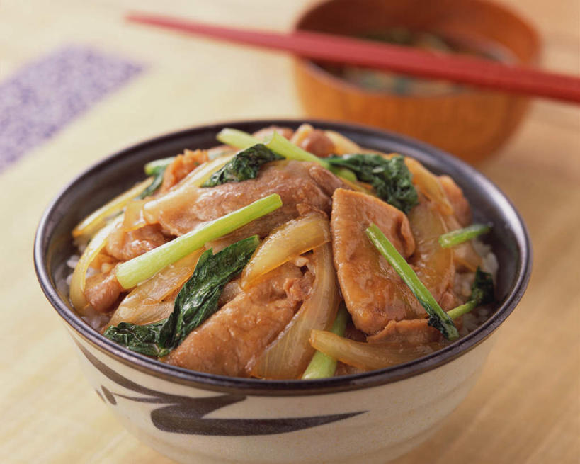 米饭,无人,横图,俯视,室内,特写,白天,烹饪,餐桌,筷子,桌子,餐具,阴影,光线,影子,陶瓷,肉,汤,日本料理,料理,食品,陶瓷制品,饭,文化,传统,猪肉,菜肴,美食,肉类,食物,容器,碗,日式料理,日式,佳肴,餐台,储藏,礼节,五谷,储存,礼仪,肉食,豚肉,进餐用具,彩图,高角度拍摄,贮存