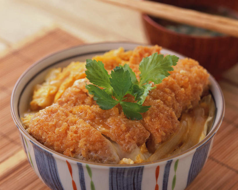 面食,面条,无人,横图,俯视,室内,特写,白天,烹饪,餐桌,桌子,叶子,阴影,光线,影子,陶瓷,香菜,面,肉,汤,日本料理,料理,食品,绿叶,陶瓷制品,猪肉,菜肴,美食,肉类,食物,容器,碗,日式料理,日式,嫩叶,佳肴,餐台,储藏,储存,肉食,胡菜,香荽,原荽,园荽,芫荽,豚肉,胡荽,莞荽,芫茜,芫蓿,莚葛草,莚荽菜,叶,叶片,彩图,高角度拍摄,贮存