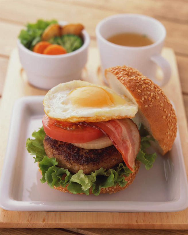 无人,竖图,俯视,室内,特写,白天,烹饪,西餐,餐桌,桌子,土豆,餐具,阴影,光线,碟子,盘,影子,花菜,花椰菜,西兰花,蛋,荷包蛋,鸡蛋,煎蛋,肉,日本料理,汉堡,牛肉,料理,食品,菜肴,美食,肉类,食物,盘子,碟,日式料理,快餐,日式,西式,佳肴,餐台,肉食,西式快餐,垃圾食品,馍馍蛋,卵,煎鸡蛋,洋芋,山药蛋,马铃薯,彩图,高角度拍摄