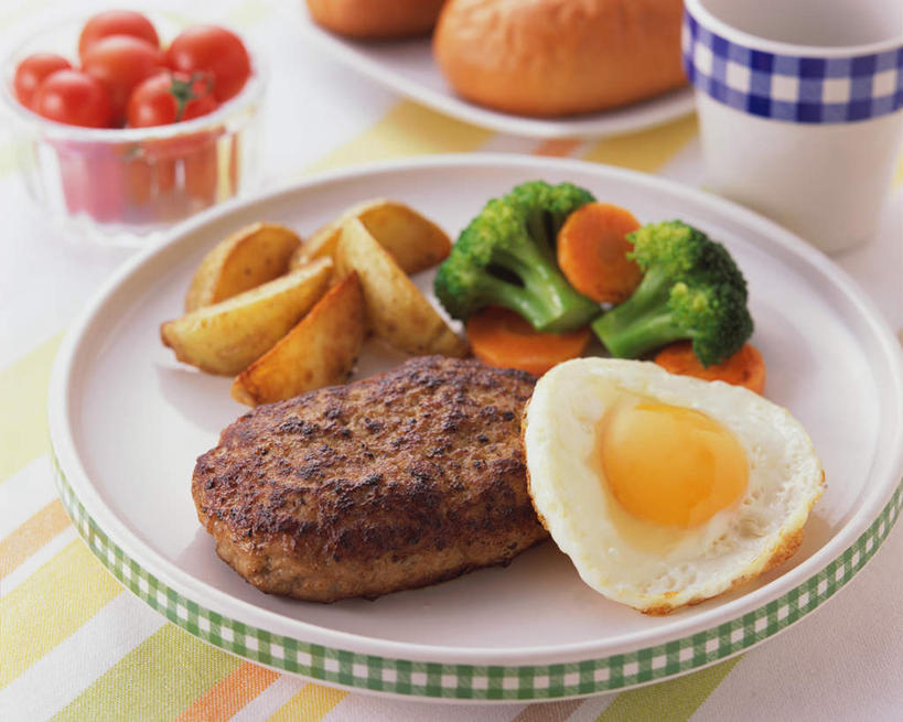 无人,横图,俯视,室内,特写,白天,烹饪,餐桌,桌子,土豆,餐具,阴影,光线,碟子,盘,影子,花菜,花椰菜,西兰花,蛋,荷包蛋,鸡蛋,煎蛋,肉,日本料理,牛肉,料理,食品,菜肴,美食,肉类,食物,盘子,碟,日式料理,日式,佳肴,餐台,肉食,馍馍蛋,卵,煎鸡蛋,洋芋,山药蛋,马铃薯,彩图,高角度拍摄