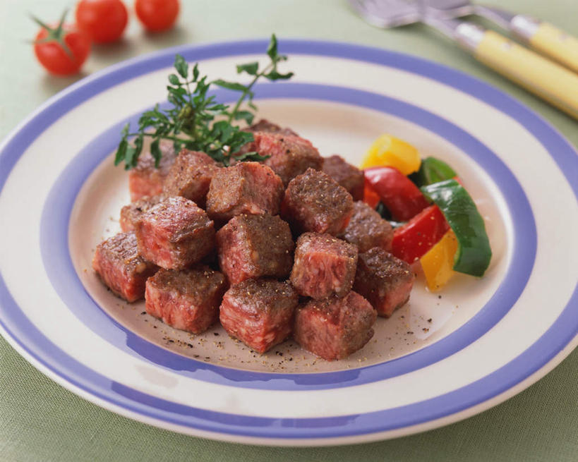 无人,横图,俯视,室内,特写,白天,烹饪,餐桌,桌子,辣椒,蔬菜,餐具,阴影,新鲜,光线,碟子,盘,影子,肉,日本料理,牛肉,料理,食品,菜肴,美食,肉类,食物,盘子,碟,日式料理,日式,佳肴,有机食品,绿色食品,餐台,肉食,彩椒,辣角,红海椒,大椒,辣虎,广椒,甜椒,柿子椒,辣子,海椒,番椒,灯笼椒,彩图,高角度拍摄