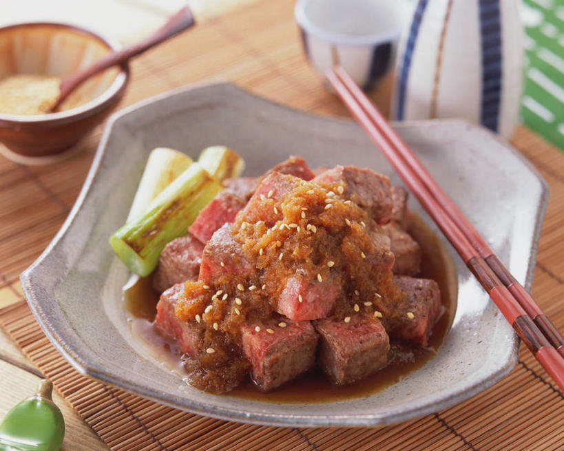 无人,横图,俯视,室内,特写,白天,烹饪,餐桌,筷子,桌子,蔬菜,餐具,阴影,新鲜,光线,影子,陶瓷,葱,大葱,青葱,肉,日本料理,牛肉,料理,食品,陶瓷制品,文化,传统,菜肴,美食,肉类,食物,容器,碗,日式料理,日式,佳肴,有机食品,绿色食品,餐台,储藏,礼节,储存,礼仪,肉食,进餐用具,彩图,高角度拍摄,贮存