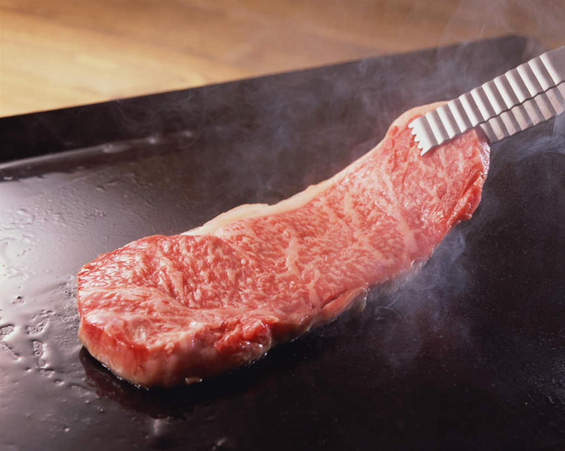 无人,横图,俯视,室内,特写,白天,烹饪,餐桌,桌子,餐具,金属制品,阴影,光线,金属,碟子,盘,影子,肉,日本料理,牛肉,料理,食品,菜肴,美食,肉类,食物,一个,红色,盘子,夹子,碟,日式料理,日式,佳肴,单个,餐台,肉食,彩图,高角度拍摄