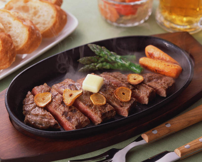 无人,横图,俯视,室内,特写,白天,烹饪,餐桌,桌子,萝卜,胡萝卜,芦笋,蔬菜,餐具,阴影,新鲜,光线,碟子,盘,影子,肉,日本料理,牛肉,料理,食品,菜肴,美食,肉类,食物,盘子,碟,日式料理,日式,佳肴,有机食品,绿色食品,餐台,肉食,猪尾巴,药鸡豆子,石刁柏,蚂蚁杆,龙须菜,狼尾巴根,红萝卜,甘荀,彩图,高角度拍摄