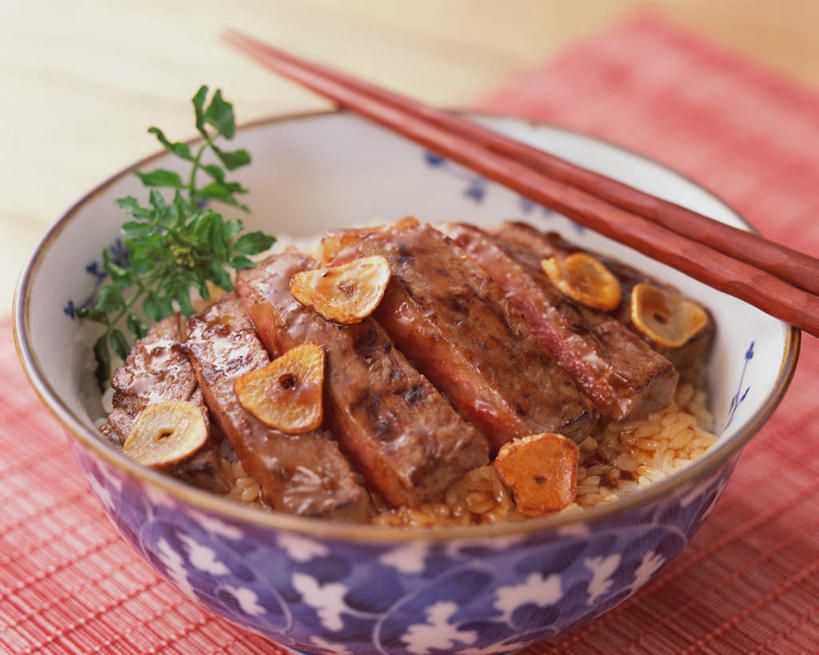 米饭,无人,横图,俯视,室内,特写,白天,烹饪,餐桌,筷子,桌子,蔬菜,蒜,餐具,阴影,新鲜,光线,影子,陶瓷,肉,日本料理,牛肉,料理,食品,陶瓷制品,饭,蒜头,文化,传统,菜肴,美食,肉类,食物,容器,碗,日式料理,日式,佳肴,有机食品,绿色食品,餐台,储藏,礼节,五谷,储存,礼仪,肉食,胡蒜,进餐用具,大蒜,彩图,高角度拍摄,贮存