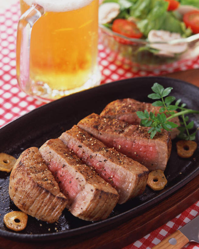 啤酒,无人,竖图,俯视,室内,特写,白天,烹饪,餐桌,桌子,蔬菜,蒜,杯子,餐具,阴影,新鲜,光线,碟子,盘,影子,肉,日本料理,牛肉,料理,食品,酒类,蒜头,菜肴,美食,肉类,玻璃制品,酒,食物,饮料,盘子,酒杯,啤酒杯,碟,日式料理,日式,佳肴,有机食品,绿色食品,餐台,肉食,胡蒜,玻璃杯,大蒜,彩图,高角度拍摄