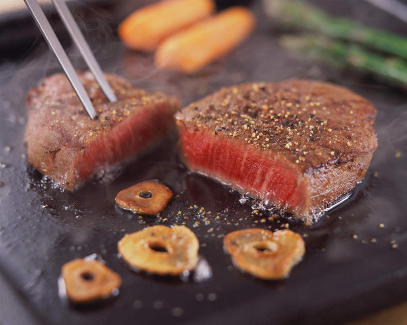 无人,横图,俯视,室内,特写,白天,烹饪,餐桌,桌子,芹菜,蔬菜,餐具,叶子,阴影,新鲜,光线,叉子,刀叉,刀子,碟子,盘,影子,肉,日本料理,牛肉,料理,食品,绿叶,菜肴,美食,肉类,食物,盘子,碟,日式料理,日式,嫩叶,佳肴,有机食品,绿色食品,餐台,餐刀,肉食,餐叉,豆瓣菜,根芹菜,根洋芹,球根塘蒿,水蔊菜,水田芥菜,水茼蒿,西洋菜,叶,叶片,进餐用具,药芹,水芹,旱芹,彩图,高角度拍摄