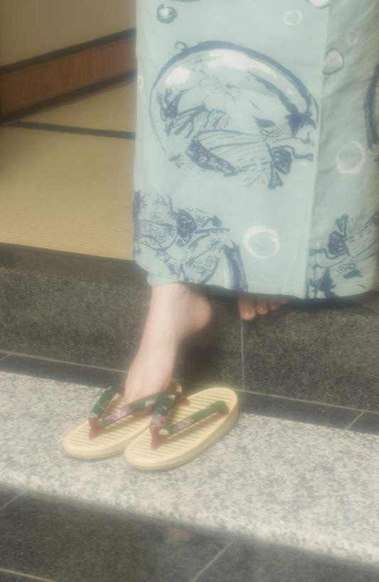 东方人,一个人,站,竖图,俯视,室内,白天,凉鞋,鞋子,亚洲,仅一个年轻女性,仅一个女性,仅一个人,服装,注视,休闲装,黄种人,衣服,观察,看,站着,休闲,休闲服,服饰,观看,察看,关注,年轻女性,女人,女性,亚洲人,站立,半身,彩图,高角度拍摄,夹趾拖鞋,人字拖,人字拖鞋