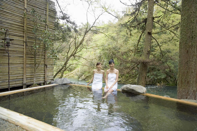 东方人,两个人,伙伴,朋友,坐,横图,室外,白天,正面,友谊,森林,树林,温泉,植物,雾,亚洲,沸腾,蒸汽,水蒸气,雾气,注视,黄种人,树,树木,绿色,自然,观察,看,温暖,泉水,生长,温和,成长,观看,气体,察看,关注,蒸发,地热,友情,年轻女性,女人,女性,亚洲人,坐着,彩图,全身