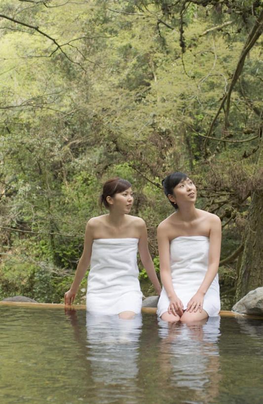 东方人,两个人,伙伴,朋友,坐,竖图,室外,白天,正面,友谊,森林,树林,温泉,植物,雾,亚洲,沸腾,蒸汽,水蒸气,雾气,注视,黄种人,树,树木,绿色,自然,观察,看,温暖,泉水,生长,温和,成长,观看,气体,察看,关注,蒸发,地热,友情,年轻女性,女人,女性,亚洲人,坐着,半身,彩图