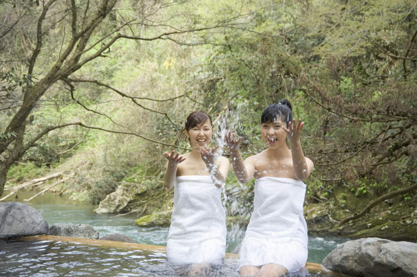 东方人,两个人,伙伴,朋友,坐,横图,室外,白天,正面,友谊,森林,树林,温泉,植物,雾,亚洲,飞溅,沸腾,溅,蒸汽,液体,水蒸气,雾气,注视,黄种人,树,树木,绿色,自然,观察,看,温暖,泉水,生长,温和,成长,观看,气体,察看,关注,喷洒,蒸发,地热,友情,年轻女性,女人,女性,亚洲人,坐着,半身,彩图