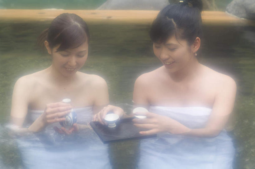 东方人,两个人,伙伴,朋友,坐,笑,微笑,露齿笑,横图,室外,白天,正面,友谊,温泉,雾,餐具,亚洲,沸腾,庆祝,蒸汽,碟子,盘,陶瓷,陶瓷制品,水蒸气,雾气,注视,黄种人,酒瓶,盘子,瓶子,碟,干杯,观察,看,碰杯,温暖,交际,友好,泉水,温和,观看,庆贺,气体,察看,关注,礼仪,敬酒,蒸发,劝酒,地热,友情,年轻女性,女人,女性,亚洲人,坐着,半身,彩图,清酒瓶