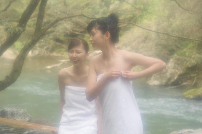 东方人,两个人,伙伴,朋友,站,笑,微笑,露齿笑,横图,室外,白天,正面,浴袍,友谊,温泉,植物,雾,亚洲,沸腾,蒸汽,水蒸气,雾气,注视,黄种人,树,树木,绿色,自然,观察,看,站着,温暖,泉水,生长,温和,成长,观看,气体,察看,关注,蒸发,地热,友情,年轻女性,女人,女性,亚洲人,站立,半身,彩图,汤帷子,浴衣