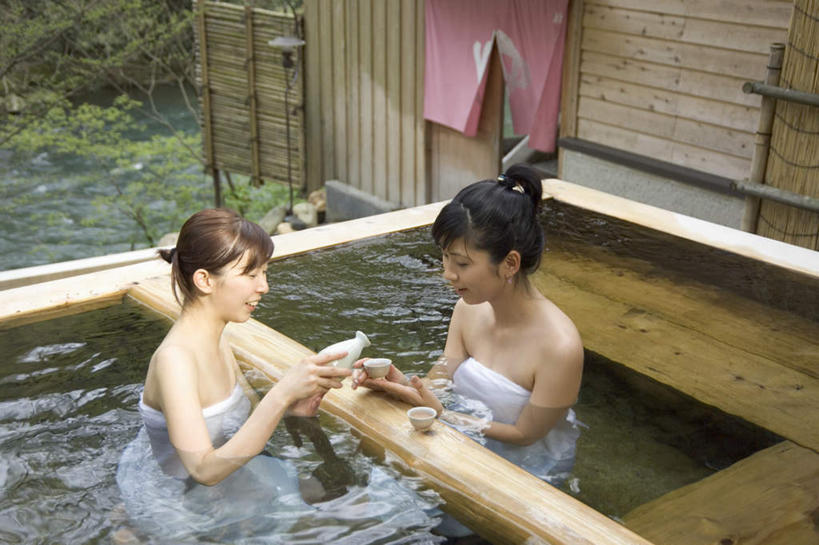 东方人,两个人,伙伴,朋友,坐,笑,微笑,露齿笑,横图,室外,白天,正面,友谊,温泉,雾,杯子,餐具,亚洲,沸腾,蒸汽,碟子,盘,水蒸气,雾气,拿,拿着,注视,黄种人,玻璃制品,盘子,玻璃瓶,瓶子,水杯,碟,观察,看,温暖,泉水,温和,观看,气体,察看,关注,蒸发,地热,友情,年轻女性,女人,女性,亚洲人,茶杯,坐着,半身,彩图