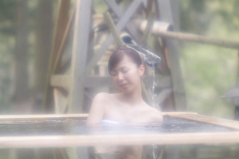 东方人,一个人,坐,闭眼,横图,室外,白天,正面,温泉,雾,亚洲,仅一个年轻女性,仅一个女性,仅一个人,沸腾,蒸汽,水蒸气,雾气,注视,黄种人,观察,看,温暖,泉水,温和,观看,气体,察看,关注,蒸发,地热,年轻女性,女人,女性,亚洲人,闭眼睛,闭着眼,闭着眼睛,坐着,半身,彩图