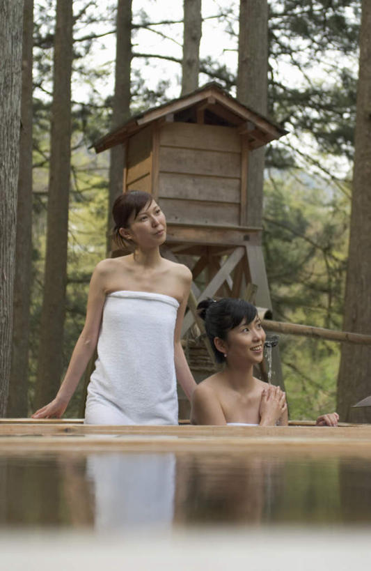 东方人,两个人,伙伴,朋友,木屋,站,坐,竖图,室外,白天,正面,浴袍,友谊,森林,树林,温泉,植物,雾,亚洲,沸腾,蒸汽,水蒸气,雾气,注视,黄种人,树,树木,绿色,自然,观察,看,站着,温暖,泉水,生长,温和,成长,观看,气体,察看,关注,蒸发,地热,友情,年轻女性,女人,女性,亚洲人,站立,坐着,半身,彩图,汤帷子,浴衣