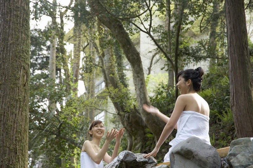 东方人,两个人,伙伴,朋友,坐,横图,室外,白天,仰视,友谊,石头,森林,树林,植物,亚洲,指,纺织物,石子,注视,黄种人,方向,树,树木,绿色,自然,毛巾,观察,看,清洁,手势,生长,成长,观看,保暖,察看,指向,关注,透气,防水,储水,耐磨,吸水,友情,年轻女性,女人,女性,亚洲人,石块,岩石,坐着,半身,彩图,低角度拍摄