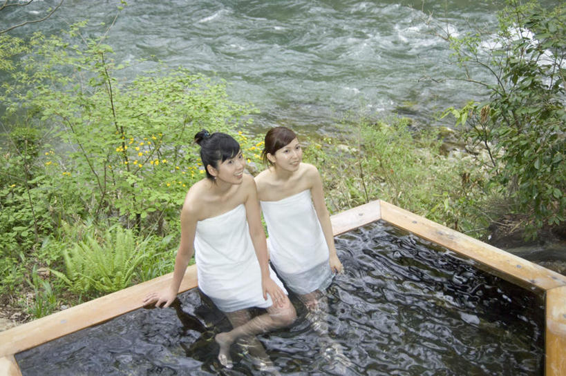 东方人,两个人,伙伴,朋友,坐,笑,微笑,露齿笑,横图,室外,白天,正面,浴袍,友谊,森林,树林,温泉,植物,雾,亚洲,沸腾,蒸汽,水蒸气,雾气,注视,黄种人,树,树木,绿色,自然,观察,看,温暖,泉水,生长,温和,成长,观看,气体,察看,关注,蒸发,地热,友情,年轻女性,女人,女性,亚洲人,坐着,半身,彩图,汤帷子,浴衣