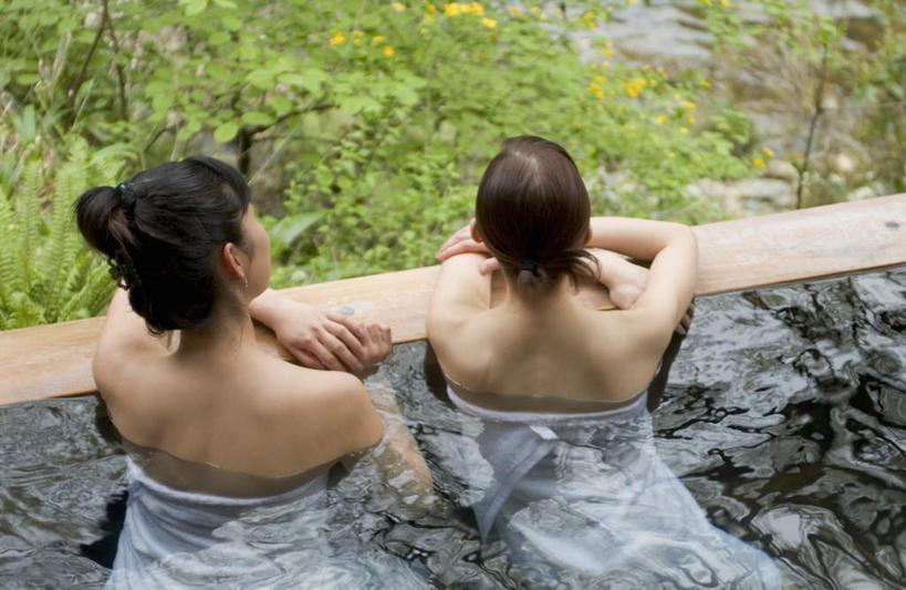 东方人,两个人,伙伴,朋友,坐,横图,俯视,室外,白天,浴袍,友谊,森林,树林,温泉,植物,雾,亚洲,指,沸腾,蒸汽,水蒸气,雾气,注视,黄种人,方向,树,树木,绿色,自然,观察,看,趴着,手势,温暖,泉水,生长,温和,成长,观看,气体,察看,指向,关注,蒸发,地热,友情,年轻女性,女人,女性,亚洲人,趴,坐着,半身,彩图,高角度拍摄,汤帷子,浴衣