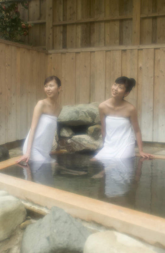 东方人,两个人,伙伴,朋友,坐,竖图,室外,白天,正面,浴袍,友谊,温泉,雾,窗帘,亚洲,沸腾,装饰,蒸汽,水蒸气,雾气,注视,黄种人,帘子,观察,看,温暖,遮阳,泉水,温和,观看,华丽,修饰,气体,点缀,察看,关注,蒸发,衬托,美观,雅致,雅观,地热,友情,年轻女性,女人,女性,亚洲人,坐着,半身,彩图,汤帷子,浴衣