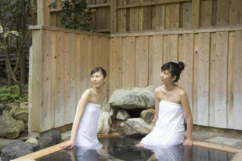 东方人,两个人,伙伴,朋友,坐,横图,室外,白天,正面,浴袍,友谊,温泉,雾,窗帘,亚洲,沸腾,装饰,蒸汽,水蒸气,雾气,注视,黄种人,帘子,观察,看,温暖,遮阳,泉水,温和,观看,华丽,修饰,气体,点缀,察看,关注,蒸发,衬托,美观,雅致,雅观,地热,友情,年轻女性,女人,女性,亚洲人,坐着,半身,彩图,汤帷子,浴衣