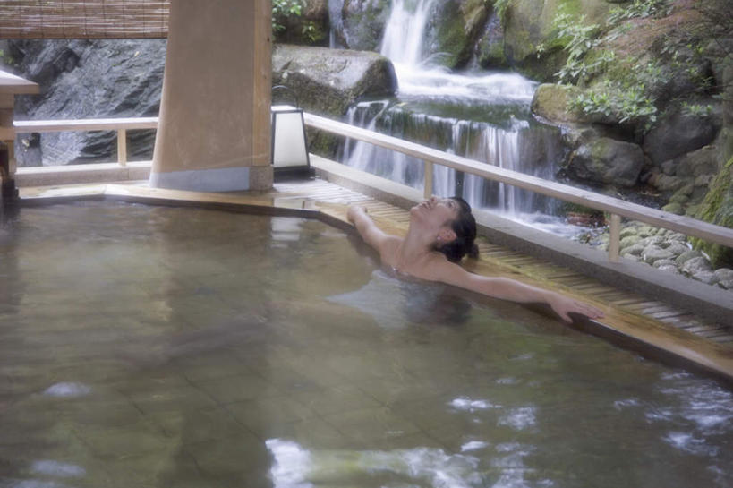 东方人,一个人,坐,伸展双臂,横图,俯视,室外,白天,浴袍,温泉,雾,窗帘,亚洲,仅一个年轻女性,仅一个女性,仅一个人,沸腾,蒸汽,水蒸气,雾气,注视,黄种人,观察,看,温暖,泉水,温和,观看,气体,察看,关注,蒸发,地热,年轻女性,女人,女性,亚洲人,敞开双臂,伸开双臂,展开双肩,张开手臂,张开双臂,坐着,彩图,高角度拍摄,全身,汤帷子,浴衣