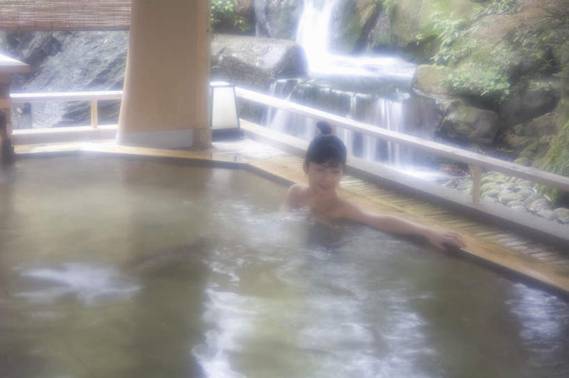 东方人,一个人,坐,伸展双臂,横图,俯视,室外,白天,浴袍,温泉,雾,窗帘,亚洲,仅一个年轻女性,仅一个女性,仅一个人,沸腾,蒸汽,水蒸气,雾气,注视,黄种人,观察,看,温暖,泉水,温和,观看,气体,察看,关注,蒸发,地热,年轻女性,女人,女性,亚洲人,敞开双臂,伸开双臂,展开双肩,张开手臂,张开双臂,坐着,彩图,高角度拍摄,全身,汤帷子,浴衣