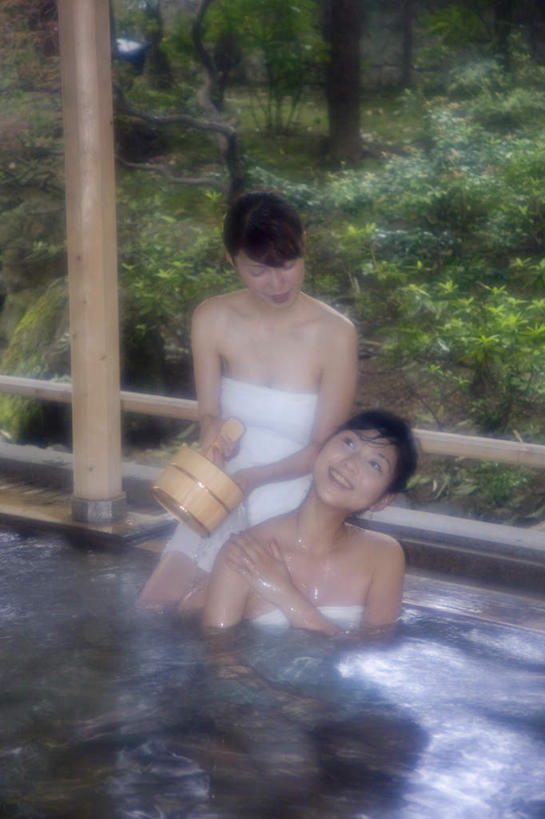 东方人,两个人,伙伴,朋友,站,坐,竖图,室外,白天,正面,浴袍,友谊,温泉,植物,雾,亚洲,沸腾,木制,蒸汽,勺子,水蒸气,雾气,拿,拿着,注视,黄种人,树,树木,绿色,自然,木制品,观察,看,站着,温暖,泉水,生长,温和,成长,观看,气体,察看,关注,蒸发,地热,友情,年轻女性,女人,女性,亚洲人,站立,坐着,半身,彩图,汤帷子,浴衣