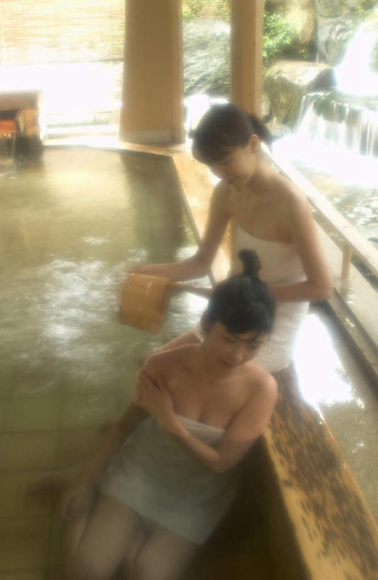 东方人,两个人,伙伴,朋友,站,坐,竖图,室外,白天,正面,浴袍,友谊,温泉,植物,雾,亚洲,沸腾,木制,蒸汽,勺子,水蒸气,雾气,拿,拿着,注视,黄种人,树,树木,绿色,自然,木制品,观察,看,站着,温暖,泉水,生长,温和,成长,观看,气体,察看,关注,蒸发,地热,友情,年轻女性,女人,女性,亚洲人,站立,坐着,半身,彩图,汤帷子,浴衣