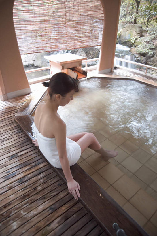 东方人,一个人,坐,竖图,俯视,室外,白天,洗澡,温泉,雾,亚洲,仅一个年轻女性,仅一个女性,仅一个人,沸腾,蒸汽,水蒸气,雾气,注视,黄种人,干净,观察,看,清洁,享受,健康,温暖,放松,保健,泉水,温和,观看,气体,察看,卫生,关注,蒸发,泡汤,地热,年轻女性,女人,女性,亚洲人,坐着,彩图,高角度拍摄,全身,沐浴