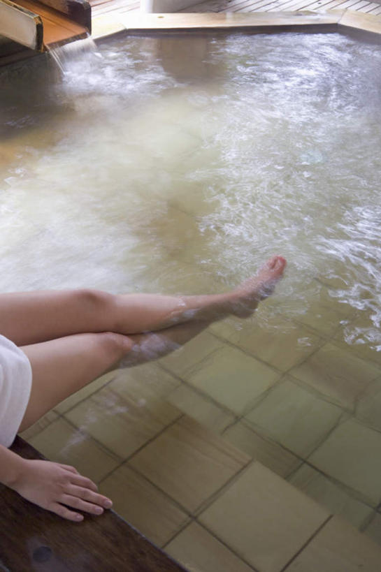 东方人,一个人,坐,竖图,俯视,室外,白天,洗澡,温泉,雾,亚洲,仅一个年轻女性,仅一个女性,仅一个人,沸腾,蒸汽,水蒸气,雾气,注视,黄种人,干净,观察,看,清洁,享受,健康,温暖,放松,保健,泉水,温和,观看,气体,察看,卫生,关注,蒸发,泡汤,地热,年轻女性,女人,女性,亚洲人,坐着,半身,彩图,高角度拍摄,沐浴