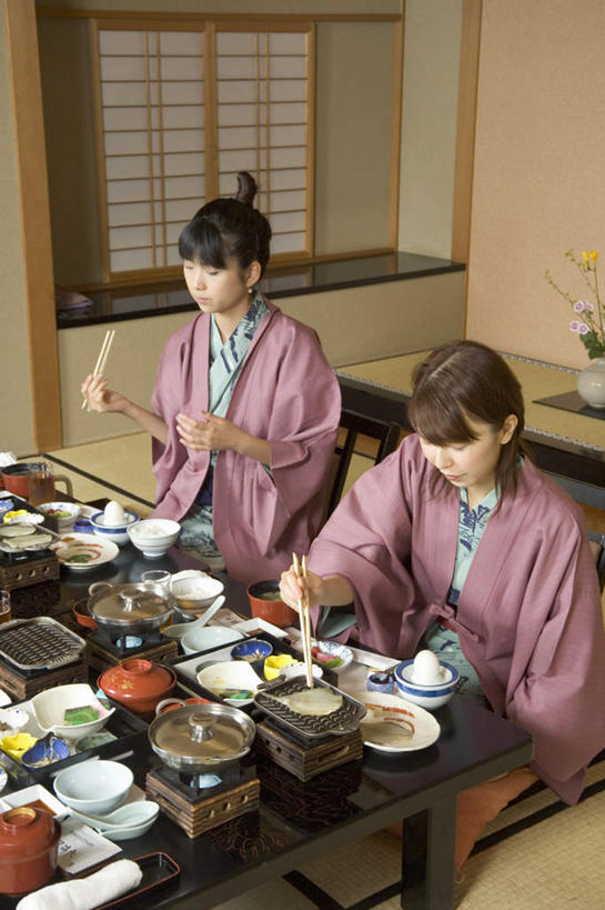 东方人,两个人,伙伴,朋友,坐,竖图,俯视,室内,白天,烹饪,烧烤,友谊,厨具,金属制品,亚洲,金属,锅子,陶瓷,食品,烤架,陶瓷制品,烤肉,拿,拿着,注视,黄种人,锅,食物,容器,碗,观察,看,铁架,锅具,观看,储藏,察看,储存,关注,烹饪用具,友情,年轻女性,女人,女性,亚洲人,烹调用具,烹调,坐着,半身,彩图,高角度拍摄,贮存