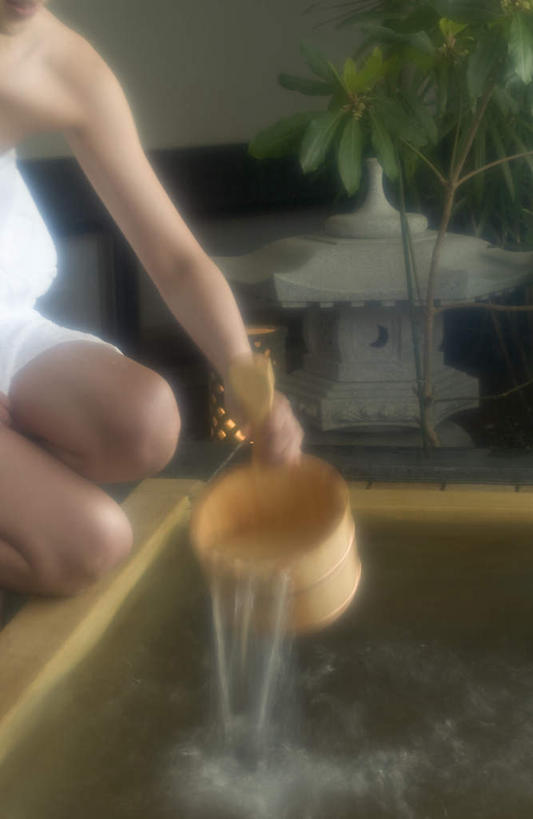 东方人,一个人,坐,竖图,室内,白天,正面,温泉,雾,亚洲,仅一个年轻女性,仅一个女性,仅一个人,沸腾,木制,蒸汽,纺织物,勺子,水蒸气,雾气,拿,拿着,注视,黄种人,木制品,调羹,毛巾,汤匙,观察,看,清洁,温暖,泉水,温和,观看,保暖,气体,察看,关注,透气,防水,蒸发,储水,耐磨,吸水,地热,年轻女性,女人,女性,亚洲人,坐着,半身,彩图