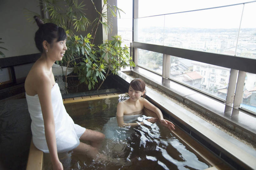 东方人,两个人,伙伴,朋友,坐,说,横图,室内,白天,侧面,洗澡,友谊,温泉,雾,窗户,亚洲,指,沸腾,蒸汽,纺织物,水蒸气,雾气,注视,黄种人,方向,干净,玻璃窗,毛巾,观察,看,清洁,手势,享受,健康,温暖,放松,保健,泉水,温和,观看,保暖,气体,察看,卫生,指向,关注,透气,防水,蒸发,泡汤,储水,耐磨,吸水,地热,交流,友情,年轻女性,女人,女性,亚洲人,沟通,讲话,交谈,说话,谈话,坐着,半身,彩图,沐浴