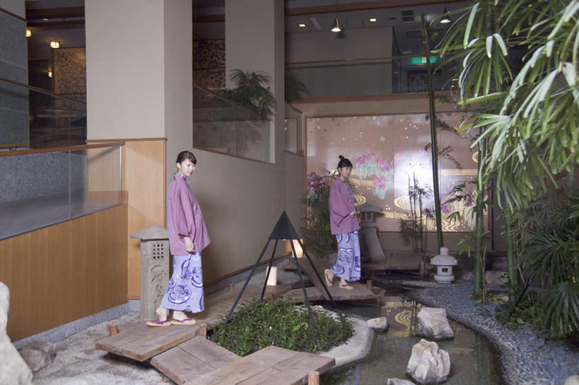 东方人,两个人,伙伴,朋友,走,横图,室内,白天,侧面,浴袍,友谊,石头,温泉,植物,雾,亚洲,沸腾,蒸汽,石子,水蒸气,雾气,注视,黄种人,树,树木,绿色,自然,观察,看,温暖,泉水,生长,温和,成长,观看,气体,察看,关注,蒸发,地热,友情,年轻女性,女人,女性,亚洲人,石块,岩石,步行,散步,走路,彩图,全身,汤帷子,浴衣