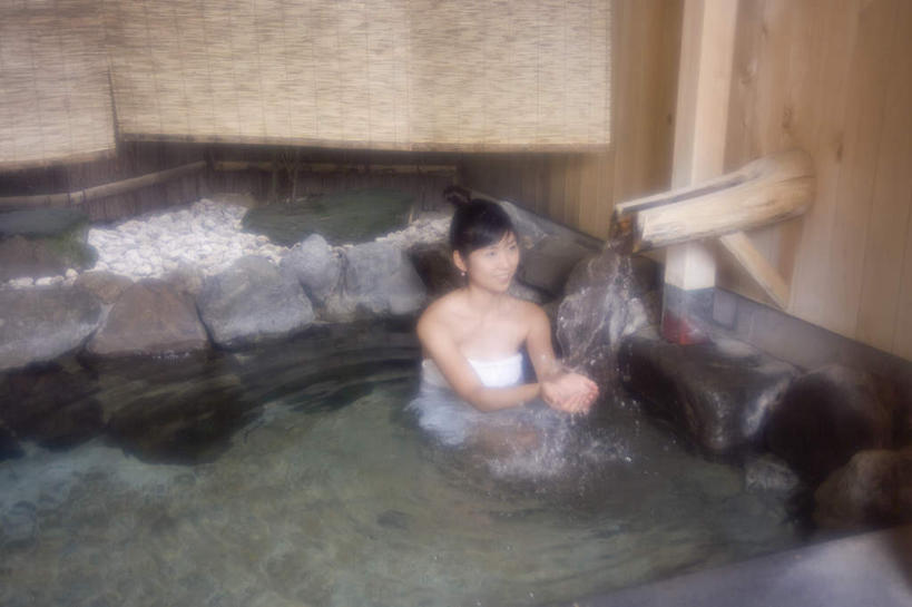 东方人,一个人,坐,横图,俯视,室内,白天,洗澡,石头,温泉,雾,亚洲,仅一个年轻女性,仅一个女性,仅一个人,沸腾,蒸汽,纺织物,石子,水蒸气,雾气,注视,黄种人,干净,毛巾,观察,看,清洁,享受,健康,温暖,放松,保健,泉水,温和,观看,保暖,气体,察看,卫生,关注,透气,防水,蒸发,泡汤,储水,耐磨,吸水,地热,年轻女性,女人,女性,亚洲人,石块,岩石,坐着,彩图,高角度拍摄,全身,沐浴