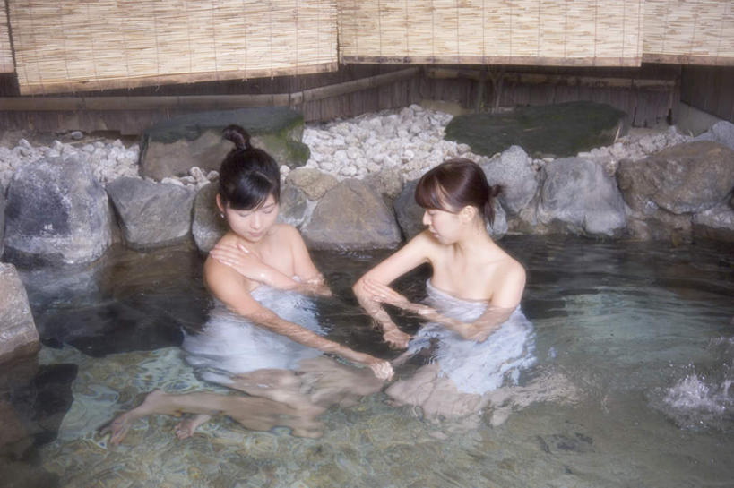 东方人,两个人,伙伴,朋友,坐,横图,俯视,室内,白天,洗澡,友谊,石头,温泉,雾,亚洲,沸腾,蒸汽,纺织物,石子,水蒸气,雾气,注视,黄种人,干净,毛巾,观察,看,清洁,享受,健康,温暖,放松,保健,泉水,温和,观看,保暖,气体,察看,卫生,关注,透气,防水,蒸发,泡汤,储水,耐磨,吸水,地热,友情,年轻女性,女人,女性,亚洲人,石块,岩石,坐着,彩图,高角度拍摄,全身,沐浴