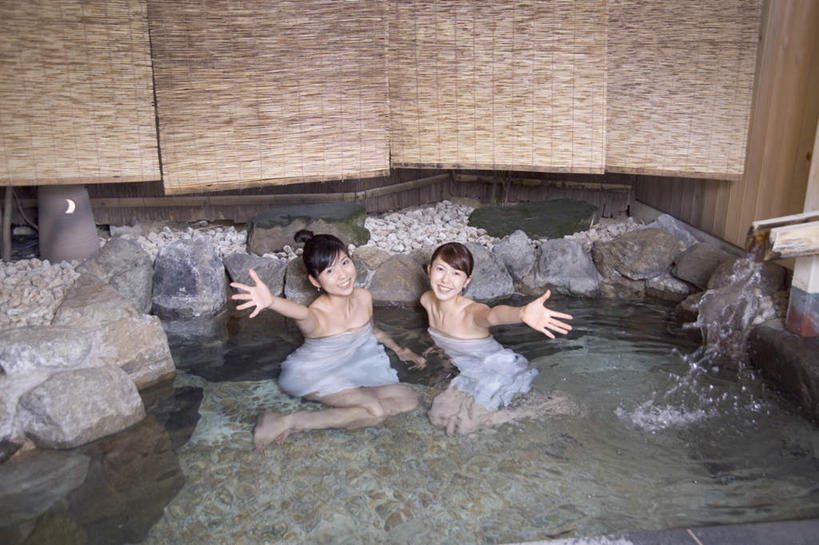 东方人,两个人,伙伴,朋友,坐,伸展双臂,横图,室内,白天,正面,友谊,石头,温泉,雾,亚洲,沸腾,蒸汽,纺织物,石子,水蒸气,雾气,注视,黄种人,毛巾,观察,看,清洁,温暖,泉水,温和,观看,保暖,气体,察看,关注,透气,防水,蒸发,储水,耐磨,吸水,地热,友情,年轻女性,女人,女性,亚洲人,石块,岩石,敞开双臂,伸开双臂,展开双肩,张开手臂,张开双臂,坐着,彩图,全身