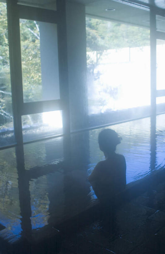 东方人,一个人,坐,竖图,俯视,室内,白天,洗澡,温泉,植物,雾,窗户,落地窗,亚洲,仅一个年轻女性,仅一个女性,仅一个人,波纹,沸腾,服装,蒸汽,涟漪,水蒸气,雾气,注视,休闲装,黄种人,干净,裸露,玻璃窗,树,树木,衣服,绿色,倒影,水纹,自然,波浪,观察,看,清洁,享受,休闲,健康,温暖,休闲服,放松,保健,服饰,泉水,生长,温和,成长,观看,气体,察看,卫生,倒映,关注,裸,水晕,蒸发,泡汤,反照,地热,年轻女性,女人,女性,亚洲人,坐着,彩图,高角度拍摄,全身,沐浴