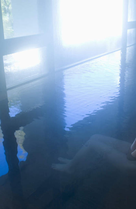 东方人,一个人,坐,竖图,俯视,室内,白天,洗澡,温泉,植物,雾,窗户,落地窗,亚洲,仅一个年轻女性,仅一个女性,仅一个人,波纹,沸腾,服装,蒸汽,涟漪,水蒸气,雾气,注视,休闲装,黄种人,干净,裸露,玻璃窗,树,树木,衣服,绿色,倒影,水纹,自然,波浪,观察,看,清洁,享受,休闲,健康,温暖,休闲服,放松,保健,服饰,泉水,生长,温和,成长,观看,气体,察看,卫生,倒映,关注,裸,水晕,蒸发,泡汤,反照,地热,年轻女性,女人,女性,亚洲人,坐着,半身,彩图,高角度拍摄,沐浴